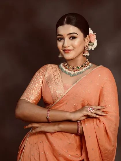 The simple elegance of this peach outfit makes it a versatile choice for many different occasions and photoshoots.
