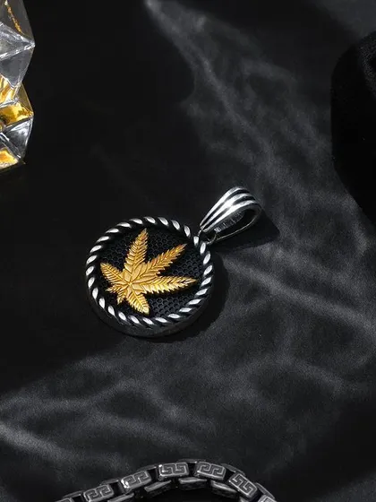 A cool shot for all the party lovers. This Orionz Jewels pendant is styled with a glass of whiskey and a chain, creating a moody, sophisticated, and slightly rebellious vibe.