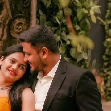 A close-up shot capturing the intimacy of a couple's photoshoot. Even in close-ups, I ensure the makeup looks natural and enhances features without appearing heavy.