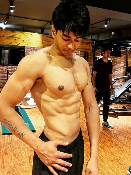 A post-workout physique check. The abs are made in the kitchen, but they are revealed through consistent, hard training in the gym.
