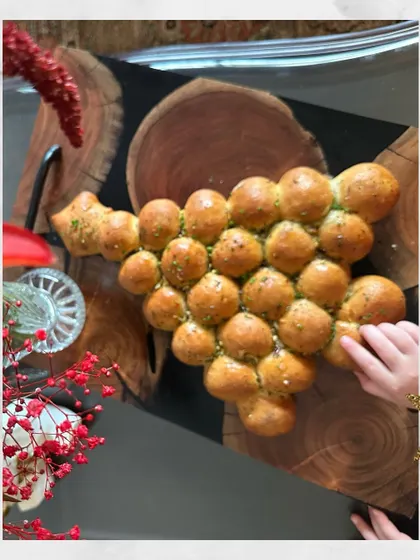 Even the bread is part of the theme. This festive pull-apart bread, shaped like a bunch of grapes, was a delightful and interactive part of our Christmas lunch.