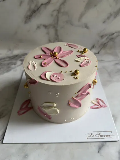 A closer look at the palette knife technique, with abstract floral shapes in shades of pink and white, accented with small gold pearls for a touch of elegance.