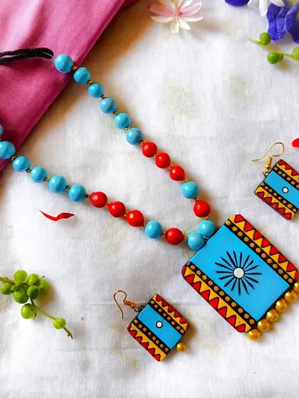 A bright blue and red combination for the rectangular pendant set.