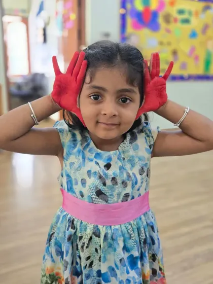 Making funny faces with painted hands! We encourage our little Asters to be playful and have fun during our creative summer activities.