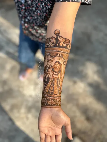A beautiful example of bridal figure work, featuring a couple in a varmala ceremony and elephants. This was learned from a fellow artist, as I'm always honing my skills.