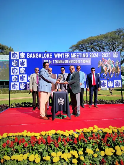 Mr. Thimmaiah Shreepada Renu presents The Dr. T. Thimmaiah Memorial Trophy to the owners of Power of Beauty.