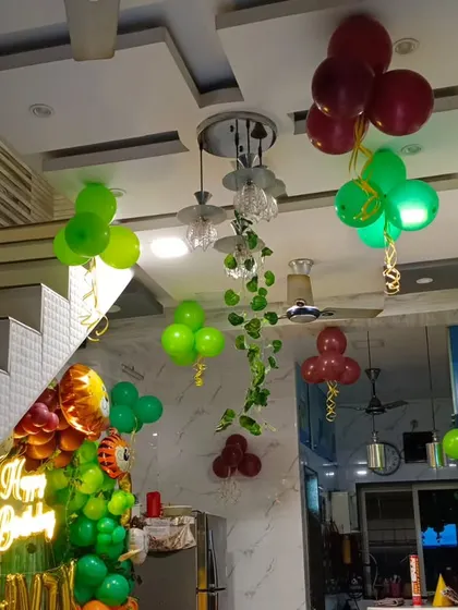 We can decorate the entire room for a jungle theme, with balloons on the ceiling and a main backdrop area.