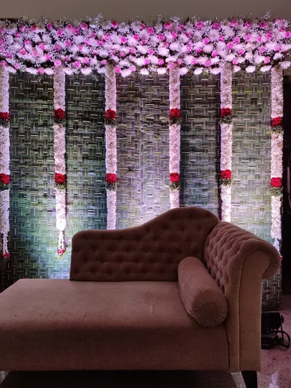 For a slightly different look, we paired a traditional woven backdrop with a comfortable chaise lounge. This setup is perfect for both the main rituals and for guest photos.