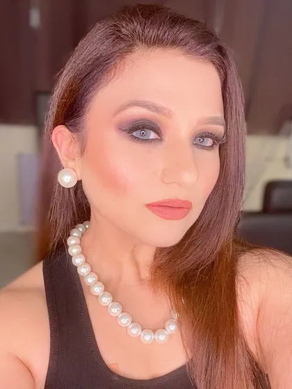 A classic look with a pearl necklace and a soft smokey eye.