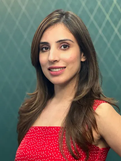Fresh tones and playful layers for actress Simaran Kaur. This look is a perfect blend of shine and style.