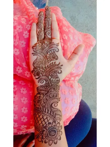 A single-hand Arabic design featuring a beautiful trail of paisley and floral motifs. This is a great option for someone who wants a quick yet stylish mehendi.