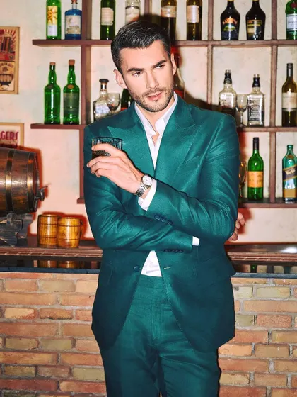 Is this your next vacay look? This green linen suit can seamlessly transition from an afternoon at the bar to an evening party.