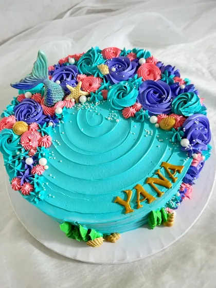 A top-down view of this mermaid cake, showing the beautiful swirl of the buttercream.