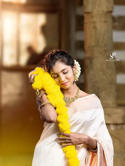Wishing everyone a happy Onam. This serene portrait showcases our elegant necklace and jhumkas, a perfect choice for any traditional event.