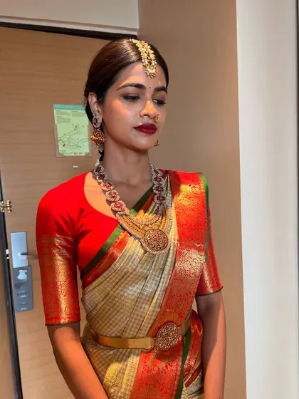 This bride's look is a perfect example of classic South Indian elegance, with a neat hairstyle that supports her traditional jewellery.