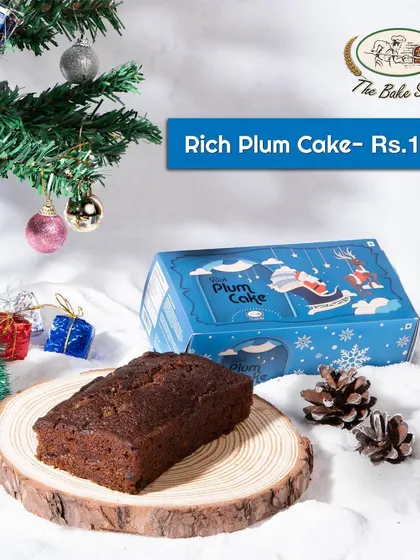 The 225g Rich Plum Cake is a perfect small gift or personal treat. It offers the same delicious, traditional flavor in a more compact size, ideal for including in custom hampers.