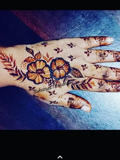 A Dubai-style floral patch design. This modern take on mehendi uses shading and bold outlines to create a realistic, tattoo-like effect with beautiful flowers.