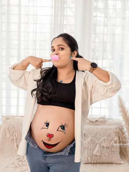 A duplicate of 115, this playful bump painting photo is a great way to show off your fun side during your maternity shoot.