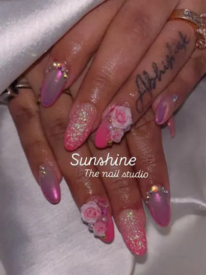 A glamorous pink set with 3D roses, chrome, and glitter.
