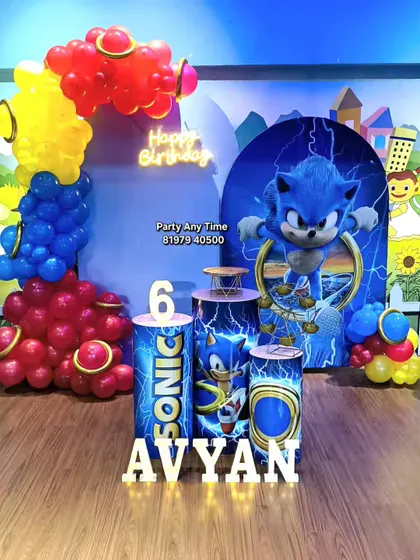 A Sonic the Hedgehog theme for a 6th birthday, with a dynamic backdrop, character-wrapped plinths, and a red, blue, and yellow balloon arrangement.