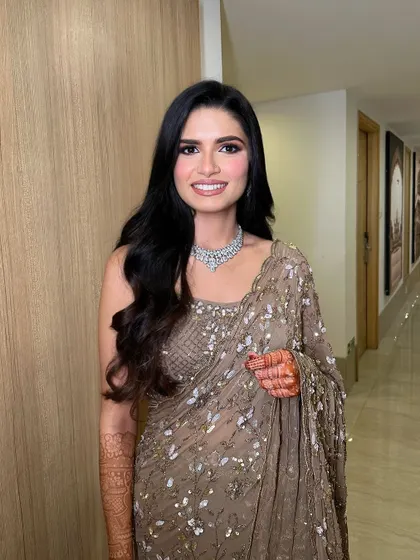 Serving timeless elegance with this saree and reception-ready glam. The makeup features a soft, shimmery eye and a flawless base.