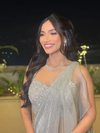 This radiant smile says it all. The soft, open hairstyle feels effortless and glamorous at the same time.