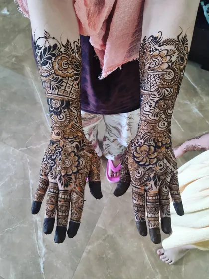 Even on smaller hands, a full Indo-Arabic design looks absolutely stunning. This pattern is filled with florals, paisleys, and net-work from the fingers to the forearm.