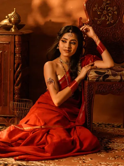 The warm, dramatic lighting in this shot enhances the vintage makeup look, creating a portrait that is both powerful and elegant.