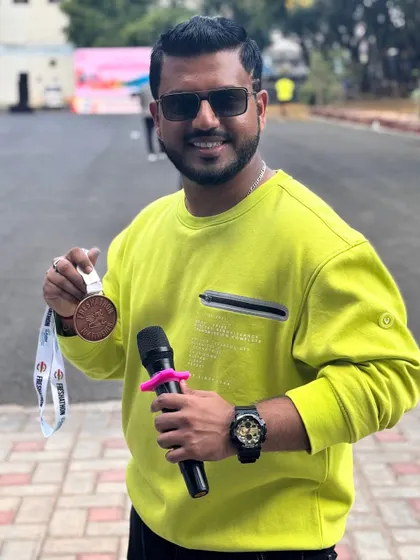 Holding my finisher's medal after the run. Even as the host, I feel the same sense of accomplishment as the participants.