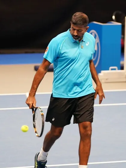 Bouncing the ball before a serve, a routine to focus the mind.