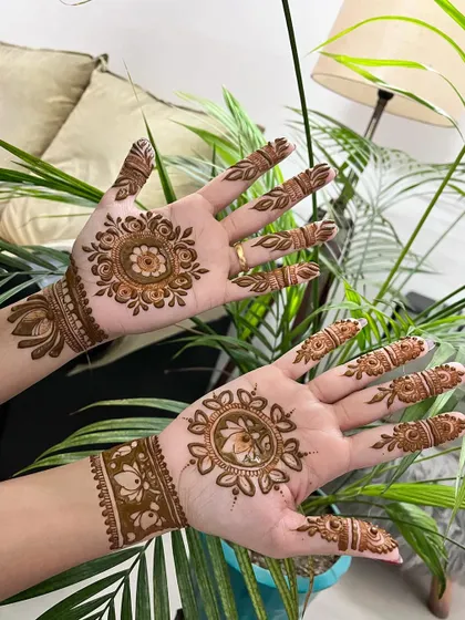 For those who prefer a modern and clean aesthetic, I create designs like this. It features a central floral mandala on the palm and back of the hand, with detailed patterns on the fingers, leaving negative space for a contemporary feel.