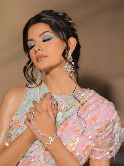 Another beautiful close-up of the pastel carnival look. The colours are soft but make a definite statement.