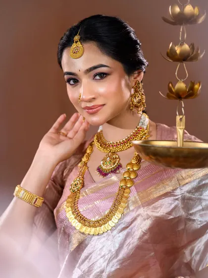 A close-up of the makeup and jewelry from our styled shoot. The combination of the kasina sara and the soft makeup creates a look of timeless grace.