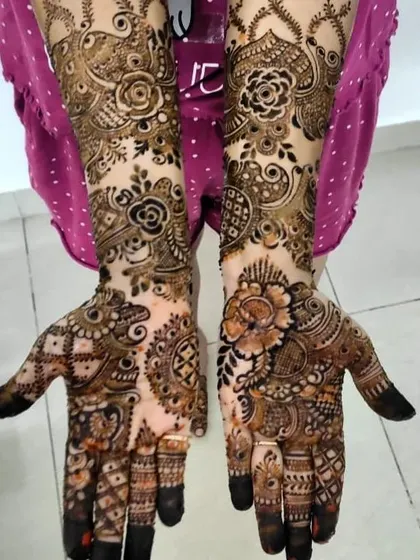 The dark stain on the palms and fingers provides a beautiful contrast, making the detailed floral patterns stand out. This is the result of my all-natural henna paste.
