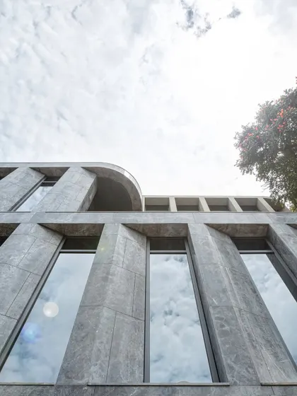 Enhancing the elegance of Afyon Grey marble, the curved walls introduce a distinctive charm, breaking monotony and creating a striking visual impact. While the lower levels maintain a linear form, the upper levels feature thoughtfully designed curves, adding both aesthetic appeal and sophistication to the overall structure.