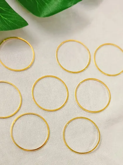 These round thin bezels are a classic and versatile choice for any jewelry maker. They are perfect for preserving tiny flowers or creating simple, elegant pendants with colored resin.