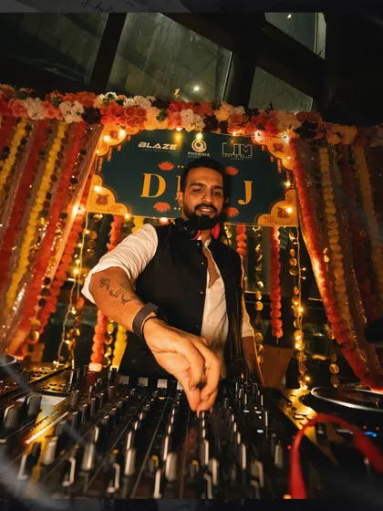 Bringing the iconic DDLJ vibes to the club. It was a filmy night of singalongs and classic Bollywood beats that had everyone feeling like Raj and Simran.