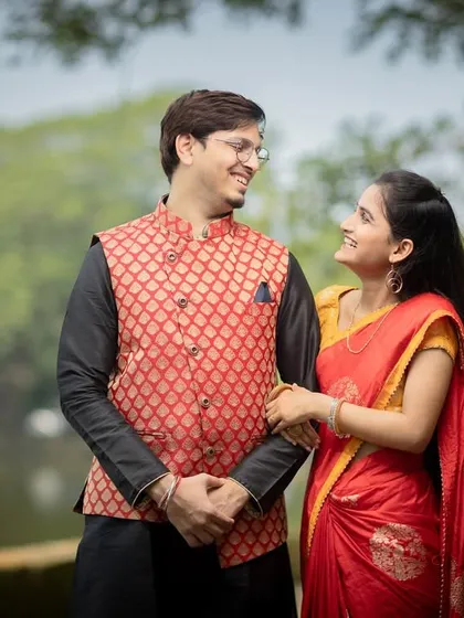 A happy, smiling portrait of a couple in a park. Their genuine smiles and easy interaction make this a heartwarming and authentic shot.