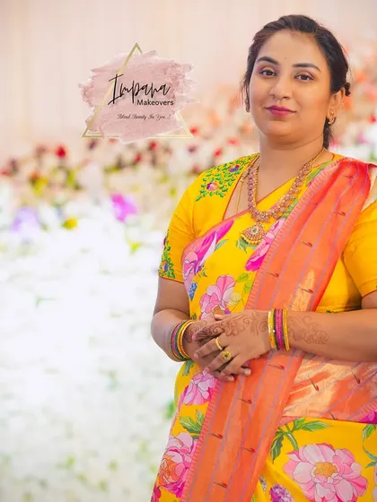 A lovely portrait of a guest ready for a reception. Her floral saree is complemented by a fresh and glowing makeup look.