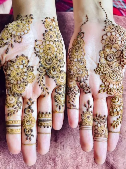 An elegant and simple floral design that flows beautifully on the hands. The finger details are unique and delicate, adding a special touch to this minimalist Arabic style.