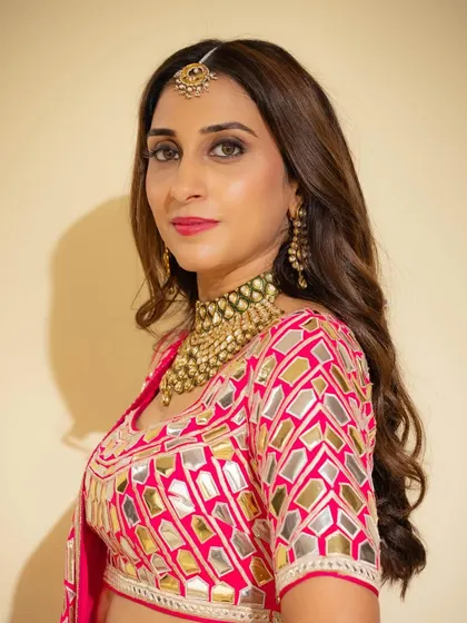 A close-up of this beautiful Mehendi glam. I focused on creating a flawless base and sharp, defined eyes to balance the intricate details of her outfit and jewelry.