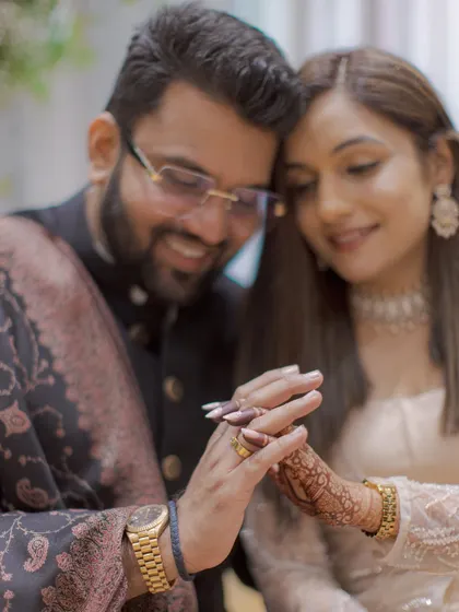 A close-up on the exchange of rings, a pivotal and emotional moment in any couple's story. We focus on these details that hold so much meaning.