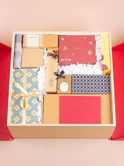 A look inside the luxurious, custom-designed butterfly box for our client, Dream11. This multi-layered hamper is filled with an assortment of premium, hand-picked gifts.