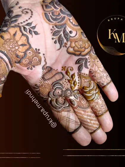 A beautiful combination of floral and Dubai-style mehndi. The mix of bold flowers and delicate vine patterns creates a very stylish look.