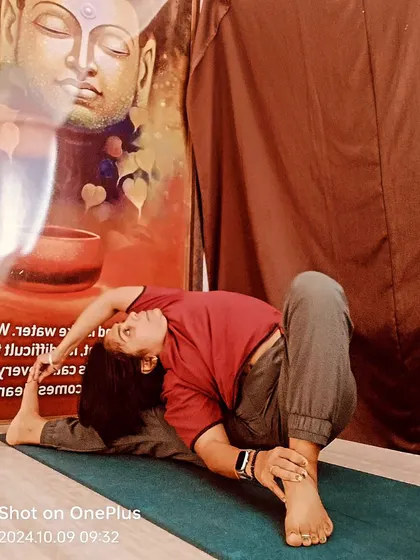 Exploring a deep twisting variation of Janu Sirshasana. Twists are incredibly powerful for detoxifying the organs, improving digestion, and releasing tension from the spine.