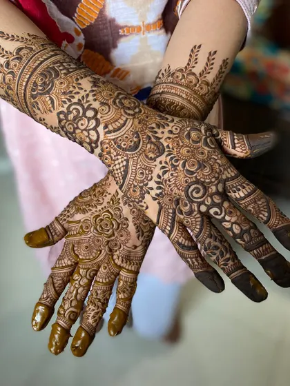 A beautiful, dense floral design that covers the hands completely. The patterns are tightly woven together, creating a rich and luxurious look perfect for a bride.