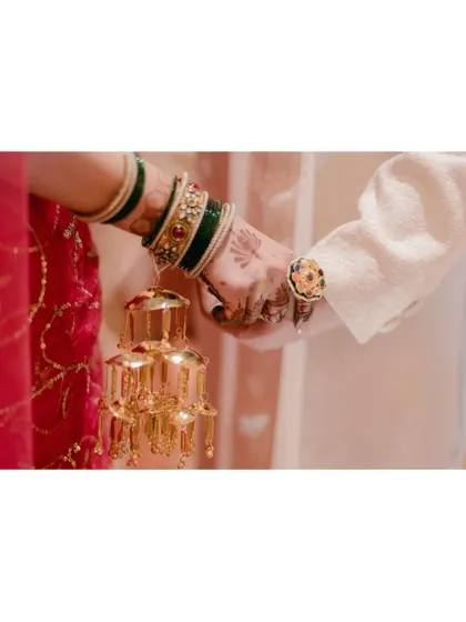 A close-up on the hands during the Kalire ceremony. This detail shot focuses on the tradition, the henna, and the joining of two lives.