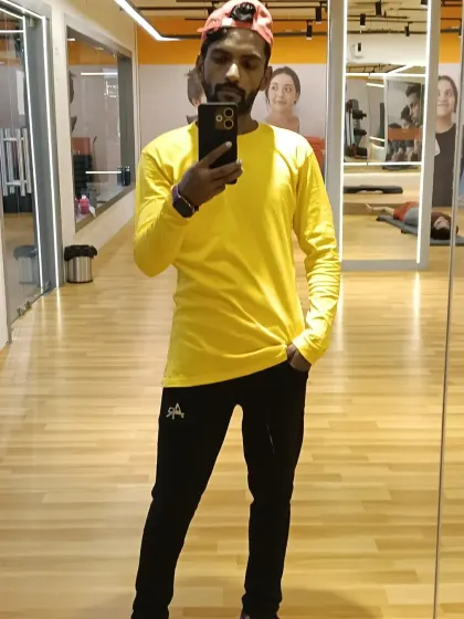 A quick photo in the studio. I'm always ready to train, and my goal is to inspire that same readiness in you.