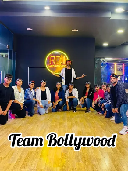 Our evening Bollywood team after a great class.