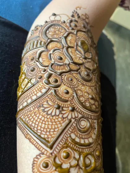 More examples of my floral and Arabic-inspired work. I can create anything from a simple floral trail to a full arm of blooming roses and lotuses.